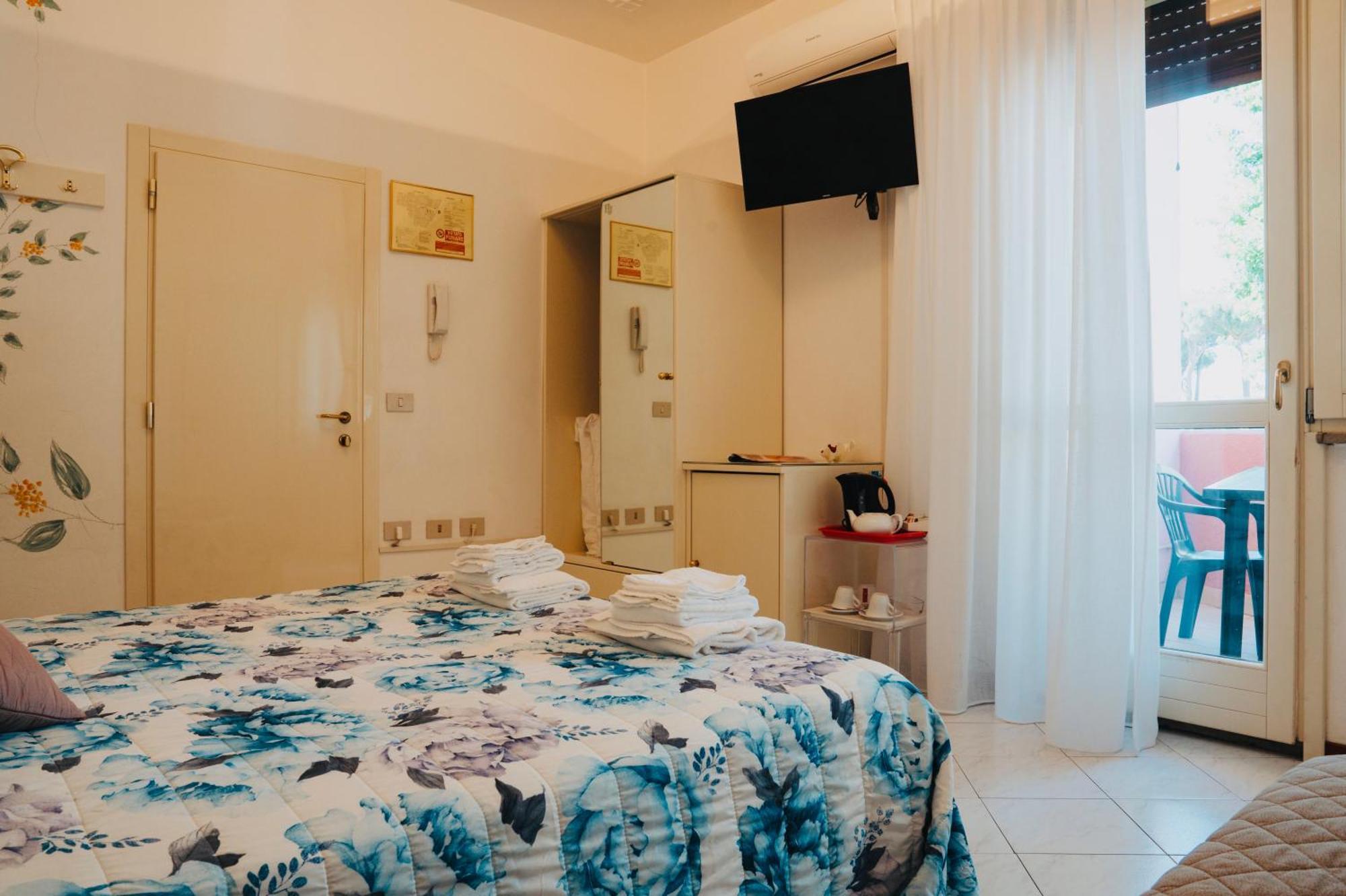 Hotel Julia Llido Degli Estensi Exteriör bild